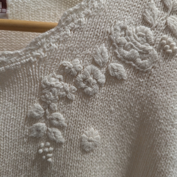 Vintage 100% Cotton Ivory Sweater with embroidered flowers and pearls Size Large - Picture 4 of 10